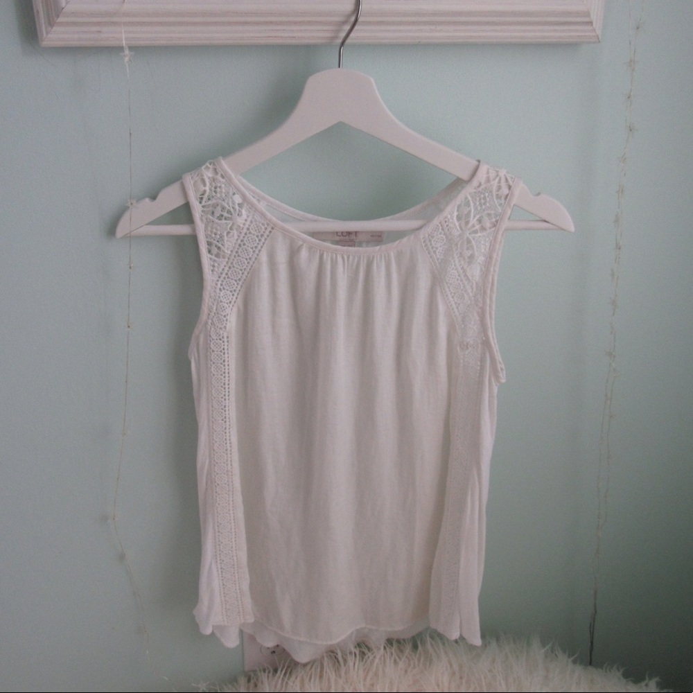 💫LOFT Petite Lace-Embroidered Shell